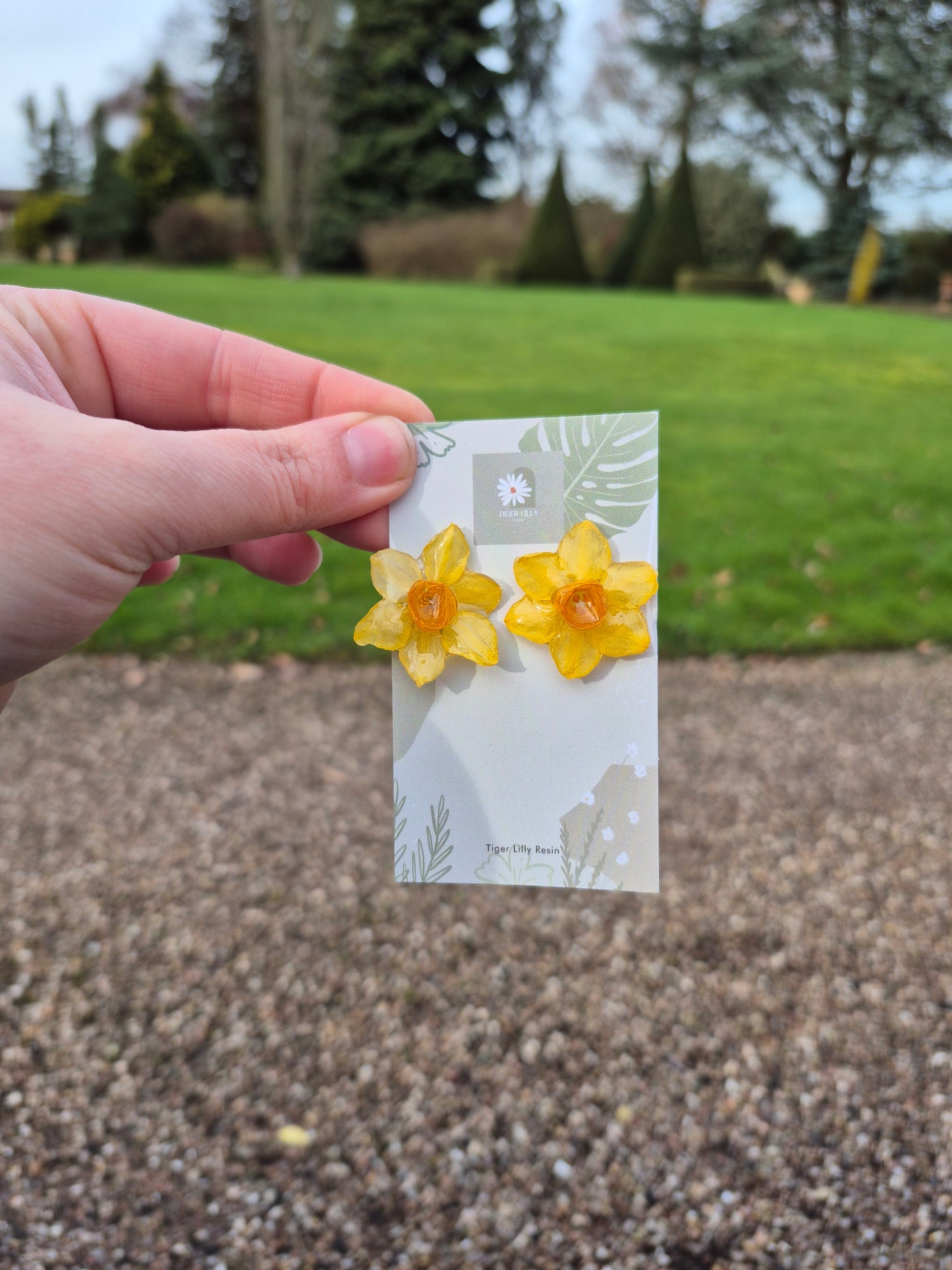 Daffodil studs earrings