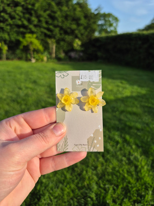 Daffodil studs earrings