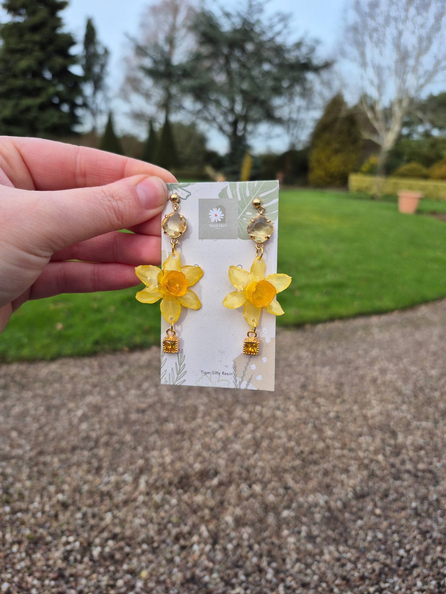 Daffodil dangle earrings