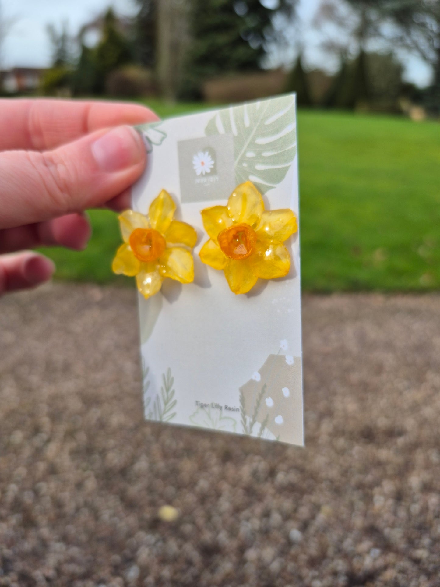 Daffodil studs earrings