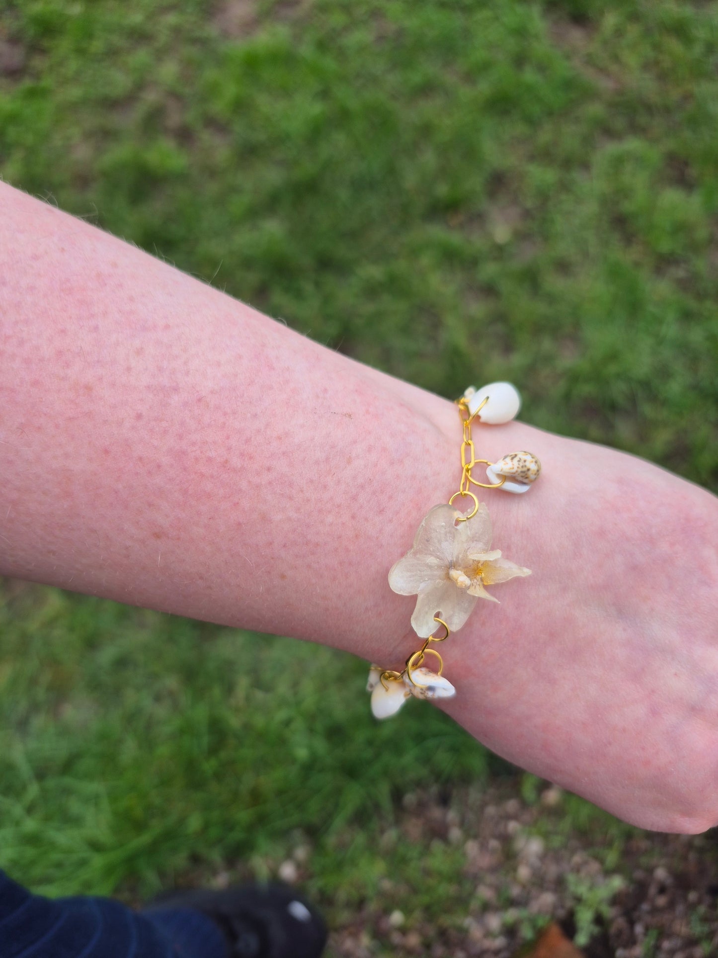 Small phalaenopsis sea shell charm bracelet