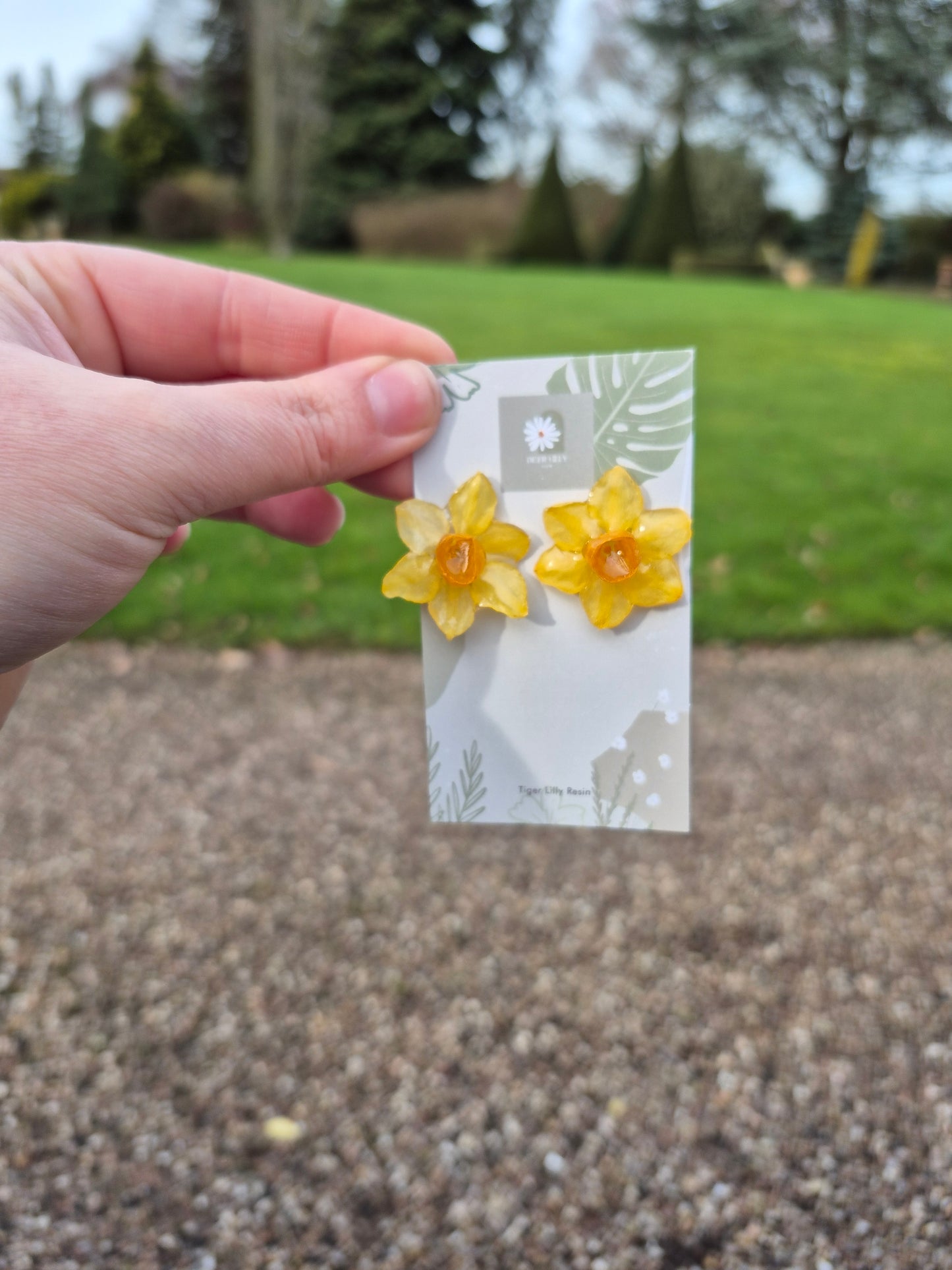Daffodil studs earrings