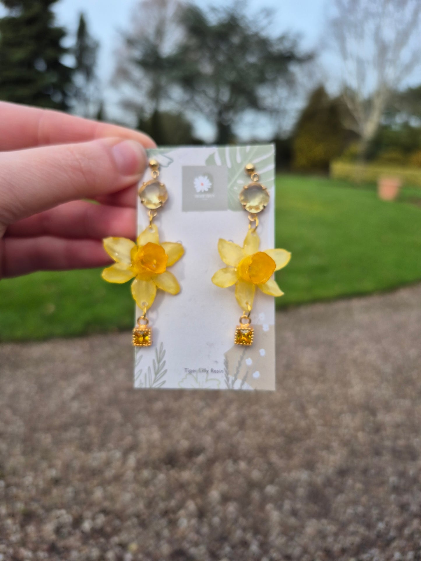 Daffodil dangle earrings
