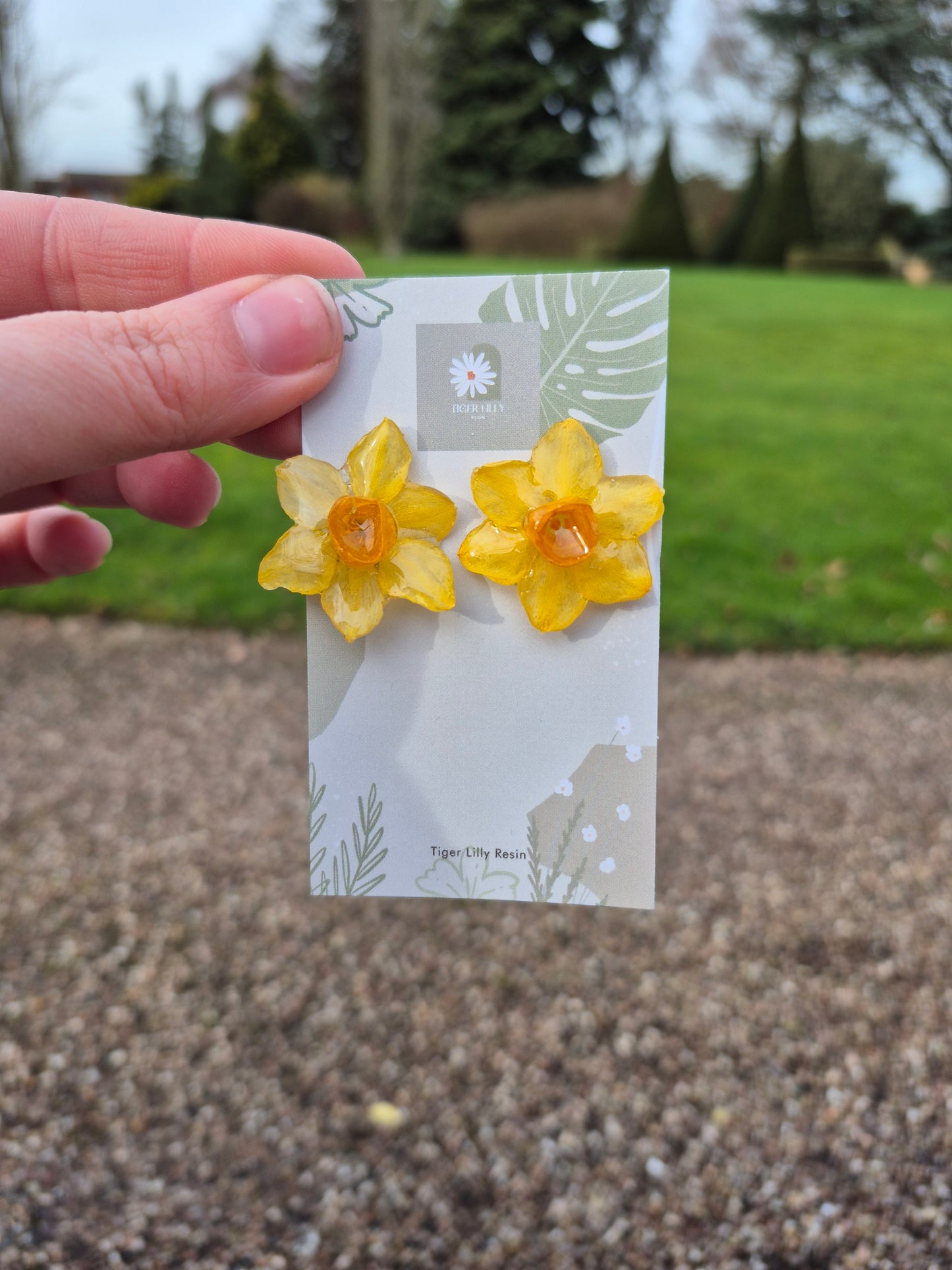 Daffodil studs earrings