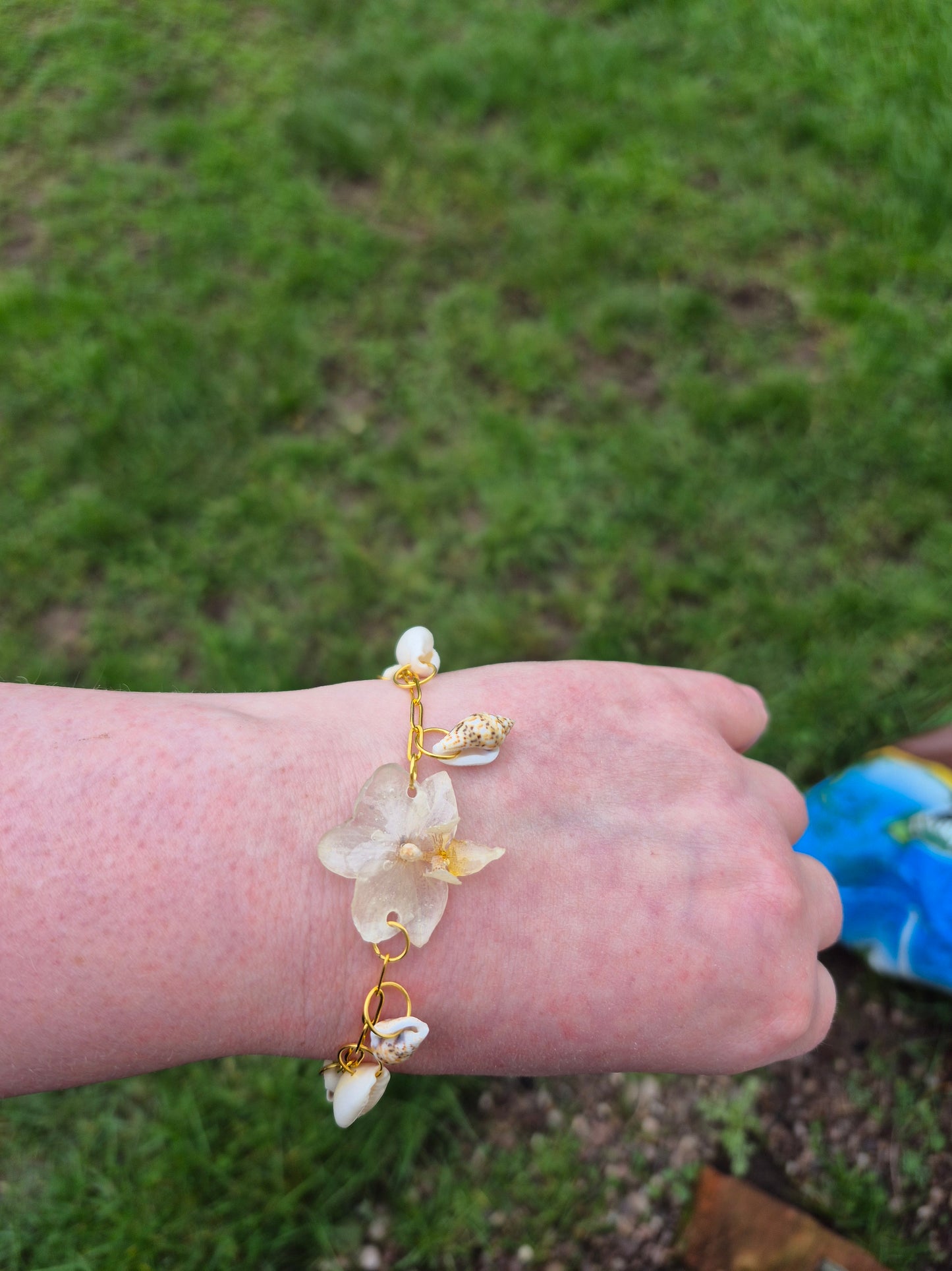 Small phalaenopsis sea shell charm bracelet