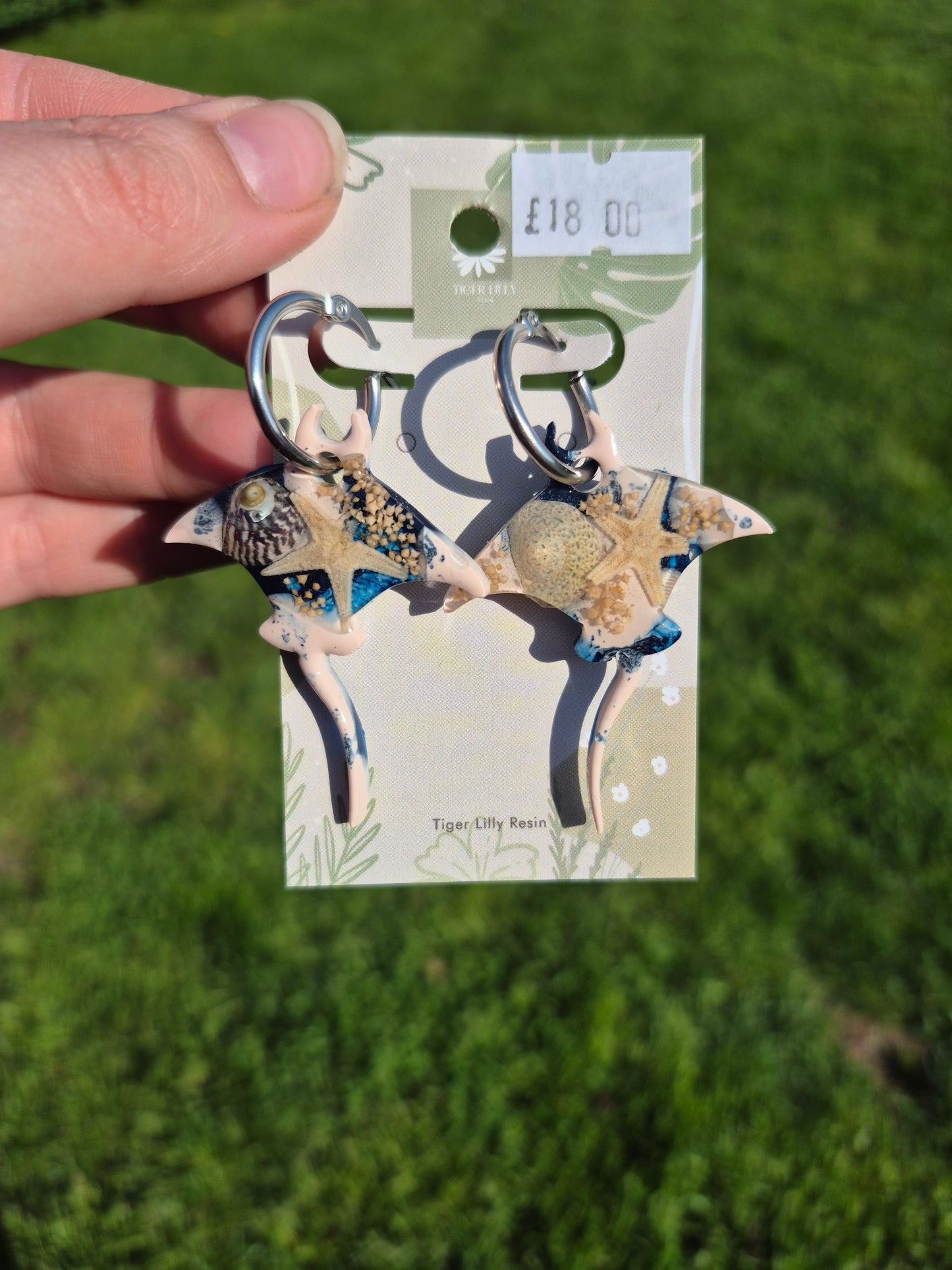 Manta ray shell resin hoop earrings