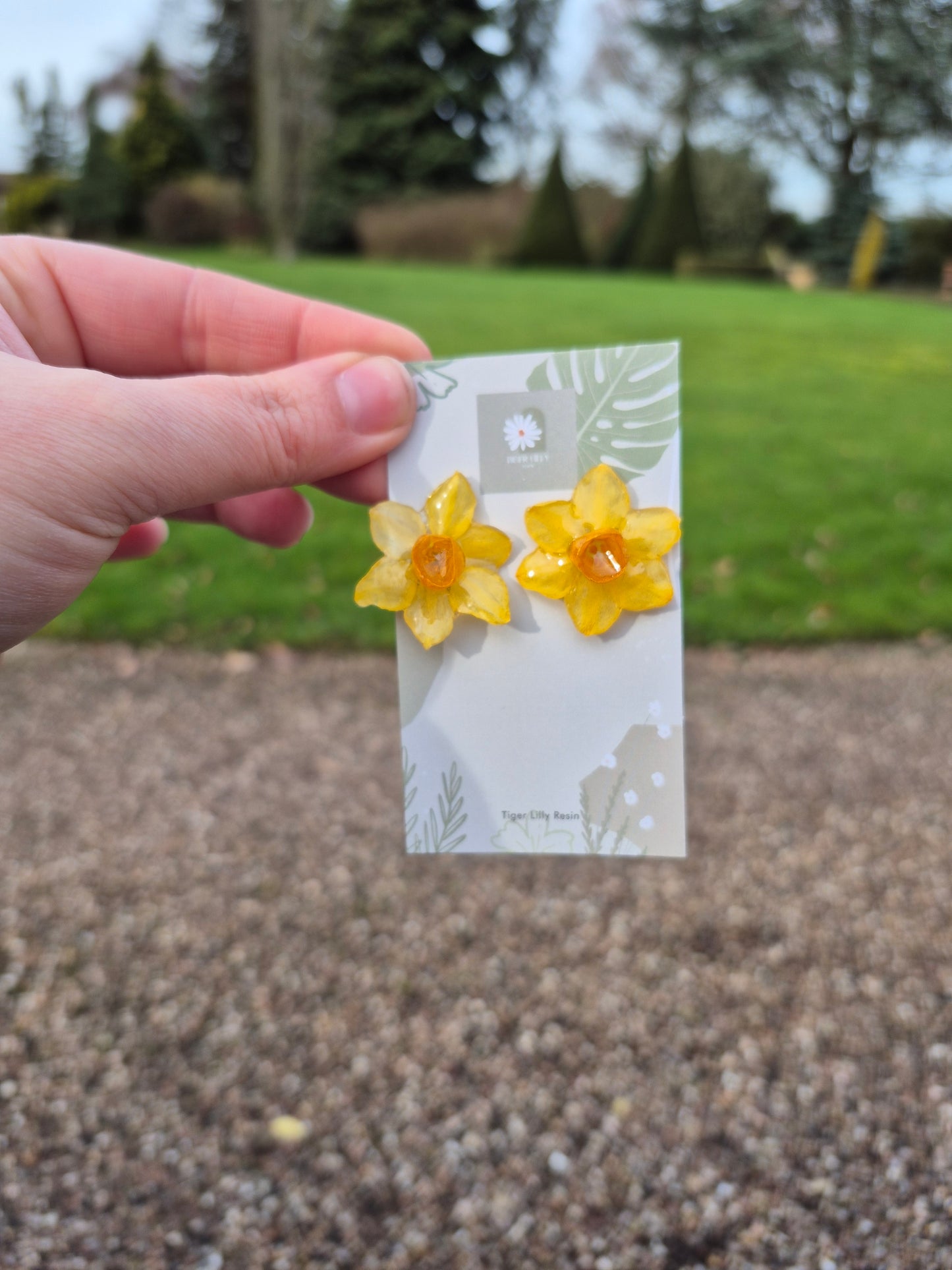 Daffodil studs earrings