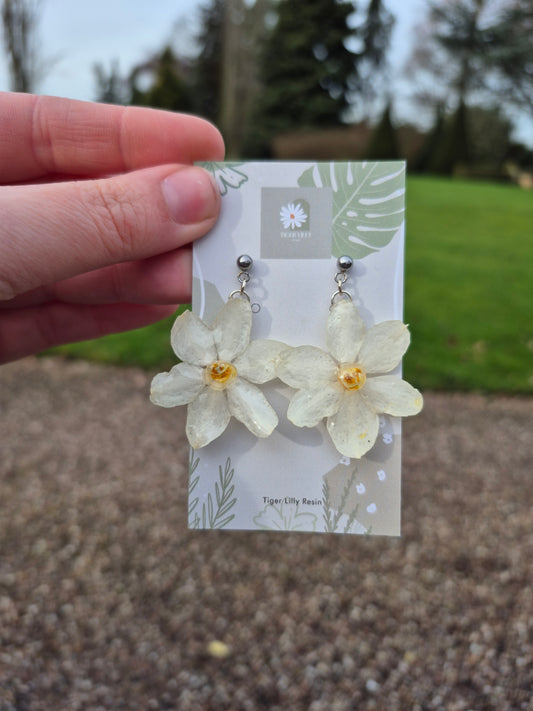 White Daffodil studs earrings