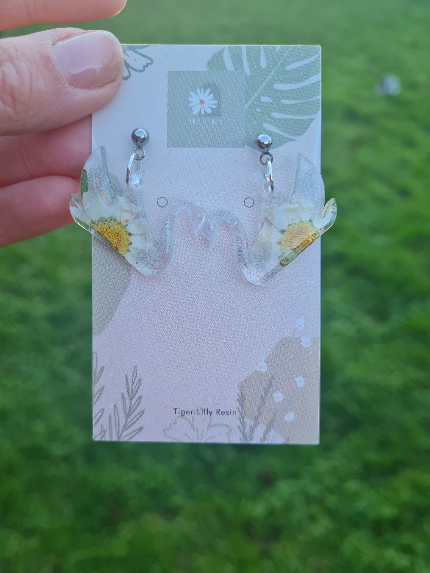 Glitter white daisy Swan earrings