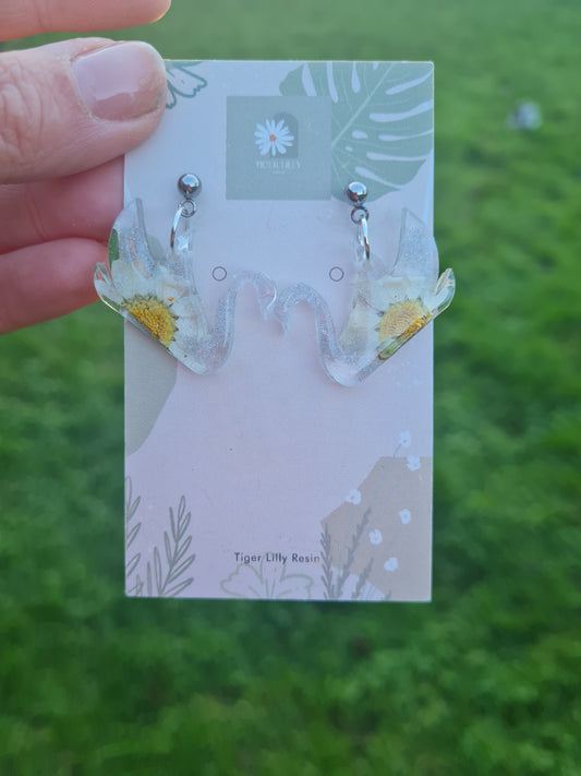 Glitter white daisy Swan earrings